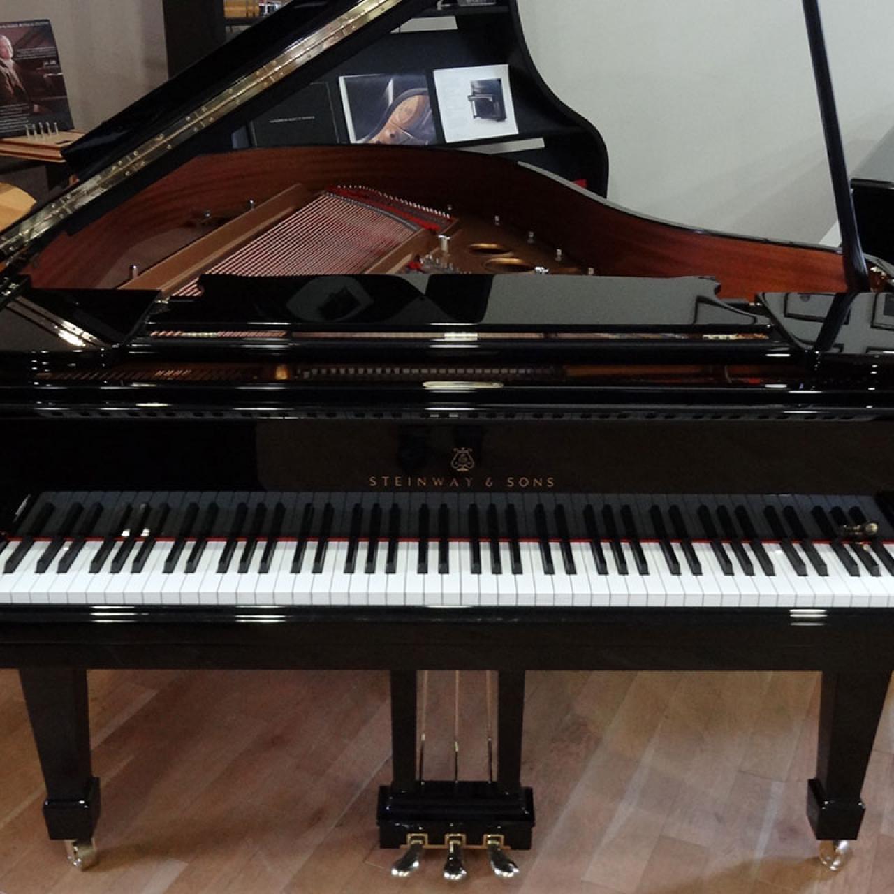 STEINWAY&SONS O180