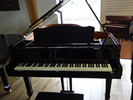 <span>Piano 1/4 queue Yamaha C3 noir brillant. </span>